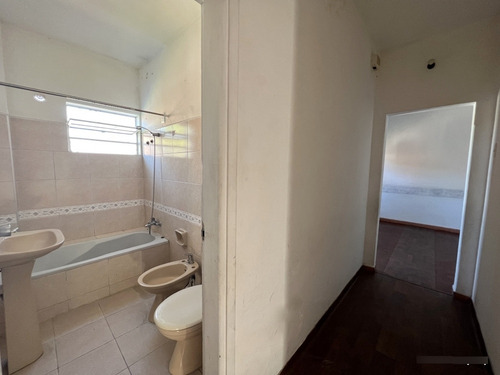Alquiler De Lindo Apartamento. Peñarol, 3 O 4 Dormitorios, Estufa A Leña, Muy Luminoso Y De Buen Tamaño!