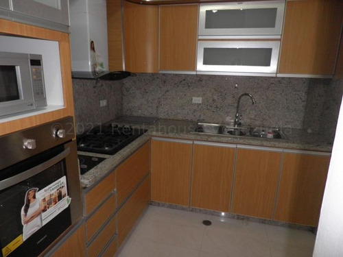 Julio Latouche 23-17568 Townhouse En Venta Trigal Norte Valencia, Amplio, Cómodo, Bella Cocina.