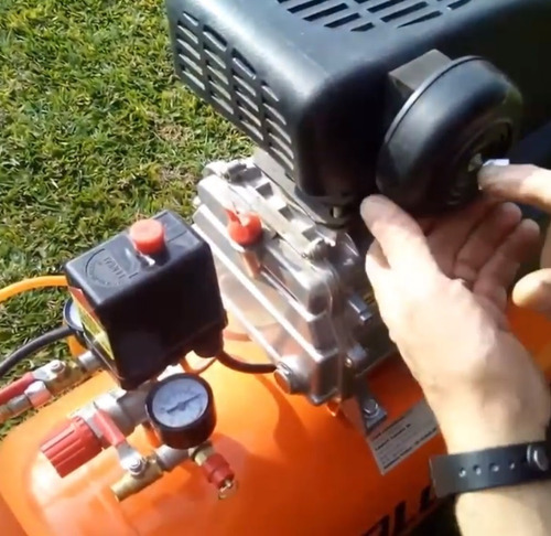Imagen 5 de 7 de Compresor De Aire 50l Lusqtoff + Kit 3 Piezas + Acoples