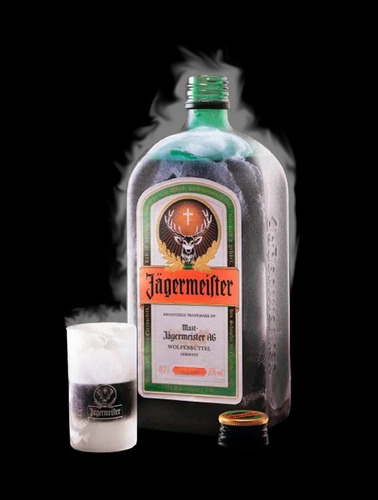 Imagen 4 de 9 de Pack Licor Jagermeister 700ml + 2 Vasos Shot Oficiales.