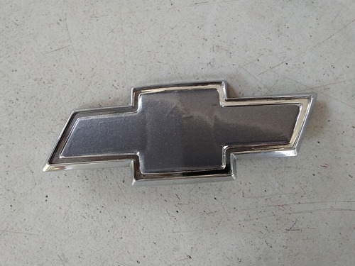 Emblema Cromado Corbatin Chevrolet Aveo Forrado Gris Metal 