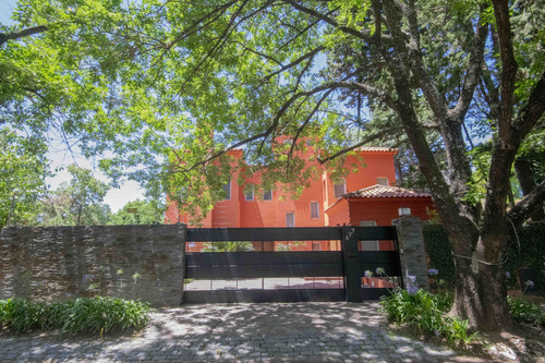 Casa De 5 Ambientes Con Dependencia De Servicio En Venta, En Martínez.