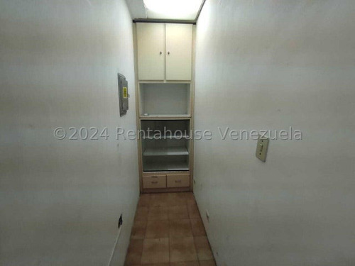 Consultorio En Alquiler Zona Este Barquisimeto, Cuatro Cubículo, 2 Baños, Aire Integral. Mls 24-17099 Dh