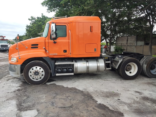Imagen 2 de 9 de Tractocamion Mack Pinnacle