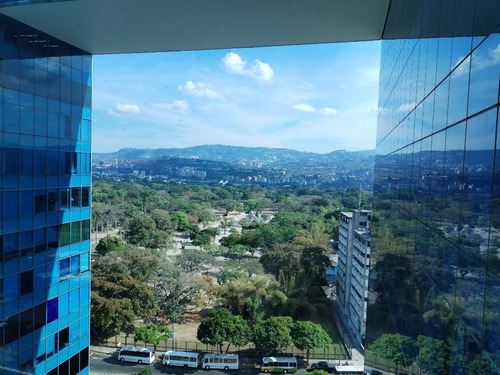 Practica,  Espaciosa Y Amoblada Oficina En Parque Cristal