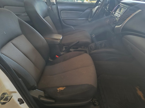 Mitsubishi L200 2.4 Cabina Doble 4x2 Mt