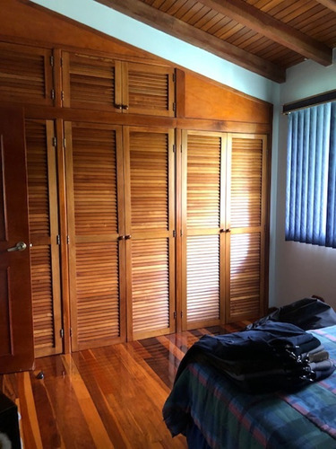 En Venta Bella Casa 563m²t Y 440m² C-5h+4b+1hs+1bs+piscina- T. Club Hipico