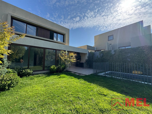 Casa En Arriendo De 3 Dorm. Mas Serv Piedra Roja En Chicureo