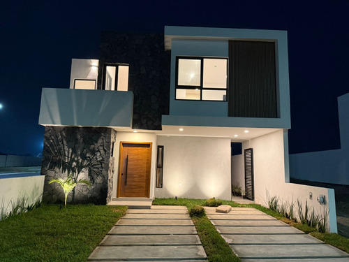 Estrena Casa Con Recámara En Planta Baja, Amplios Espacion 3 Recámaras Cada Una Con Baño. Casa Club Con Alberca.