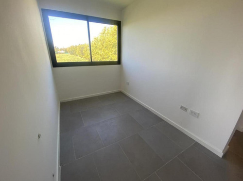 Casa En Venta - 2 Dormitorios 2 Baños - Cochera - 280mts2 - Manuel B. Gonnet