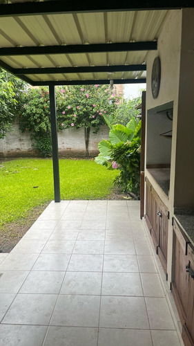 En Venta Casa De Dos Dormitorios En Barrio Bernel