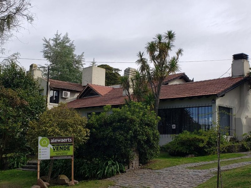 Imagen 2 de 16 de Venta Tandil Casa 5 Dorm. Quincho Piscina, Excelente Disño