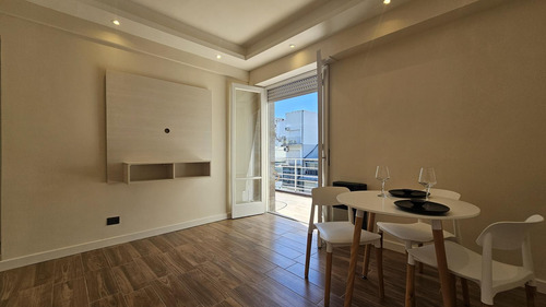 Venta - Departamento Dos Ambientes Reciclado A La Calle Con Balcón Terraza - Santa Fe 2061