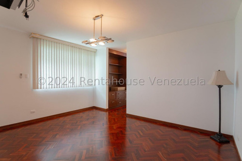 LG Vendo Casa De 3 Niveles De Lujo En Calle Cerrada Urb. Prados Del Este Moderna Recién Remodelada