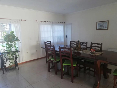 Casa En Venta - 4 Dormitorios 3 Baños - Cochera - 2.200mts2 - Florencio Varela