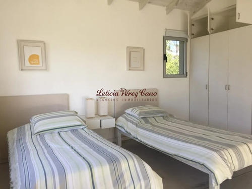 Venta Casa En Laguna Blanca, Manantiales 4 Dormitorios - Ref: 18916