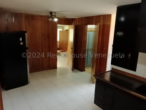 Amplio Y Fresco Apartamento Para Remodelar A Su Gusto En Prados Del Este En Venta