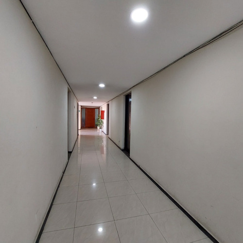 Excelente Oficina A Pasos De Metro Plaza De Armas. Cod. 83