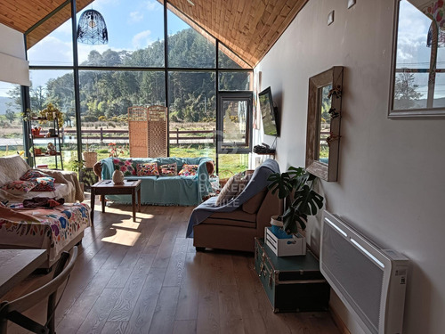Acogedora Casa En Chamiza, A Pasos De La Carretera Austral