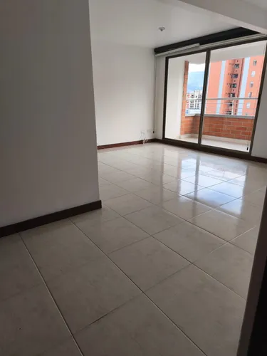 Vendo Apartamento Con Excelente Ubicación En La Parte Baja De La Loma De Los Bernal.