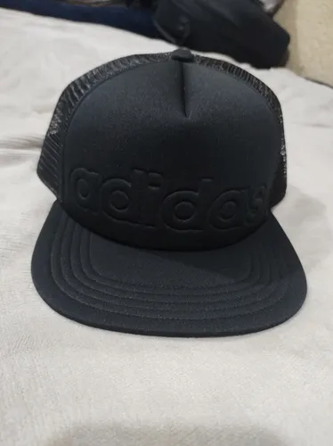 Gorras adidas sales negras planas