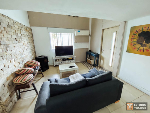 Casa En Venta - 2 Dormitorios 1 Baño - 95mts2 - Abasto, La Plata