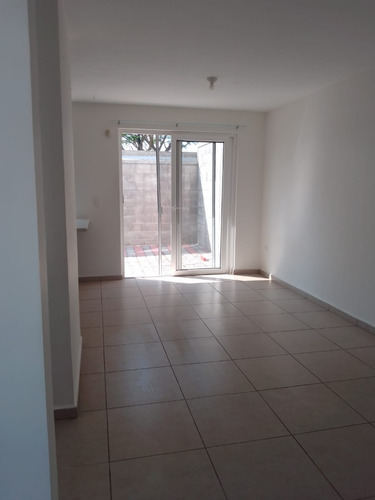 Haz De Esta Casa Tu Nuevo Hogar. Ubicada En Una Privada Con Vigilancia 24/7, Esta Propiedad Combina Funcionalidad, Amplitud Y Excelente Ubicación.