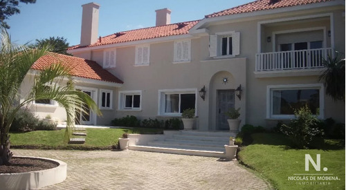 Casa En Venta De 5 Dormitorios En El Golf , Punta Del Este , Playa Bravav