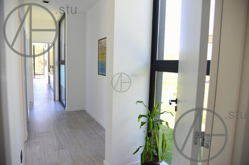 Casa En Venta 4 Ambientes En Naudir Escobar