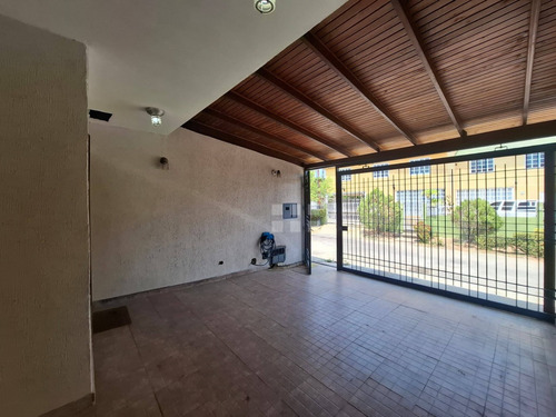 Amplio Townhouse En Venta En La Urb. Los Cortijos De Oriente