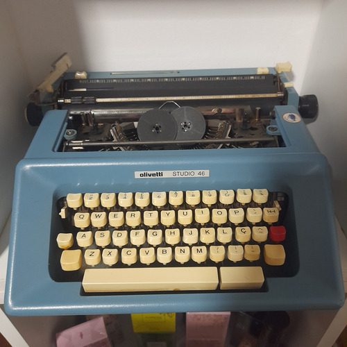 Máquina De Escrever Olivetti Studio 46 Antiga. 