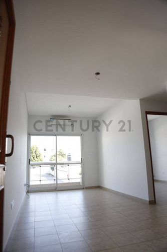 Venta De 1 Departamento Con Balcón Y Cochera En La Plata.