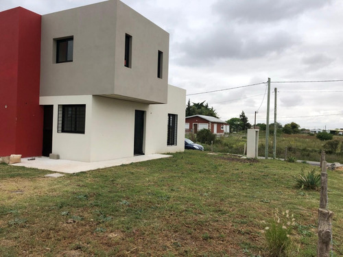 Casa De Dos Plantas A Estrenar Ubicada En Zona Norte