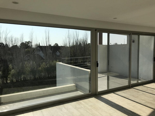 Imagen 4 de 9 de Casa - S.isi.-libert./lasalle, Excelente Triplex 3 Dormit Dependencia, Jdin Propio