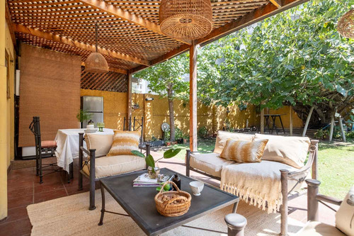 Sector Residencial: Jardín, Piscina Y Gran Conectividad