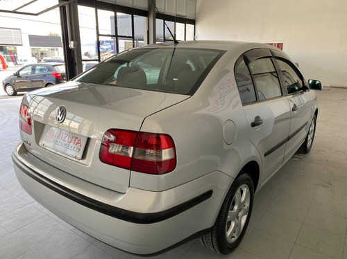 Imagem 6 de 10 de Volkswagen Polo Sedan 1.6 Mi 8v Flex 4p Manual