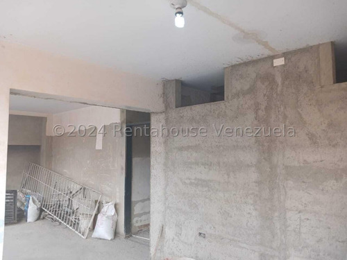 Bray Montoya Vende Amplio Apartamento En El Centro De Barquisimeto En Proceso De Remodelacion Con Todos Los Servicios Basicos Posee 4 Habitaciones 3 Baños Contactame! 2#4#2#0#8#1#3 Bray Montoya