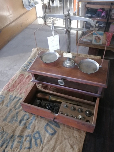 Antigua Balanza De Joyero Con Accesorios.