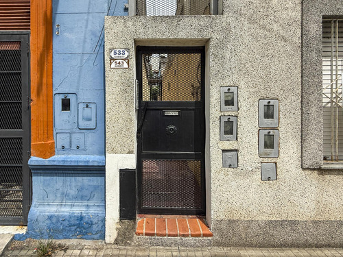 Casa De Pasillo De 2 Dormitorios Con Patio Y Parrillero