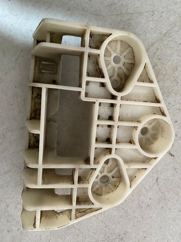 Guia Soporte De Faro Izquierdo Nissan Np 300 Año 2016 A 2020 (Usado)
