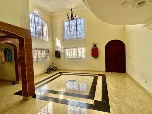 Señorial Casa En Anacaona Mirador Sur Para Vivir Como Merec