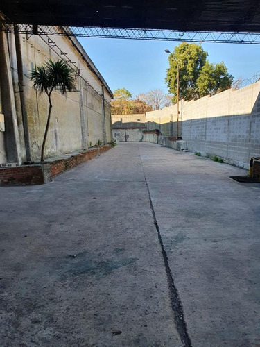 Imagen 5 de 9 de Veracierto Prox Camino Carrasco, 820 M2 , Vig 24 Hs, Baños, Explanada De Contenedores!!