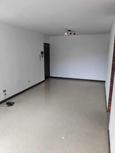 Apartamento En Venta En Naguanagua, Los Caracaros -at