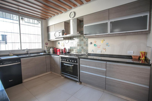 Imagen 13 de 30 de Casa En 3 Niveles De 4 Dormitorios, Jardín, Patio, Pileta, Quincho Y Parrilla - Caballito