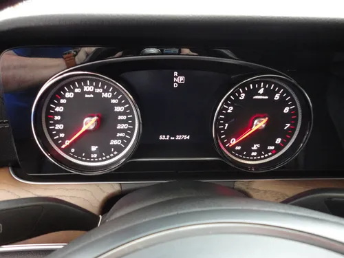 Mercedes-Benz E200 AVANTGARDE
