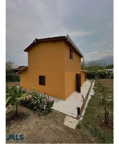 Zona Verde Y Espacio Para En Futuro Construir Pisc...(mls#248454)