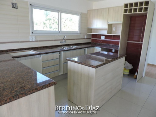 Increíble Y Preciosa Casa Con Excelente Entorno Cerca Del Mar- Ref: 450