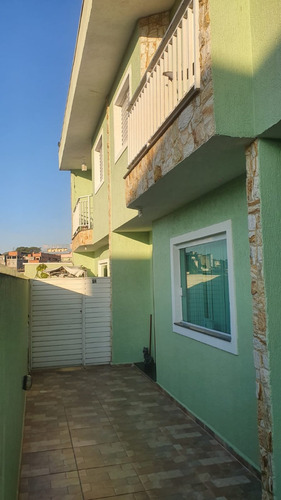Casa Com Três Quartos Em Condominio