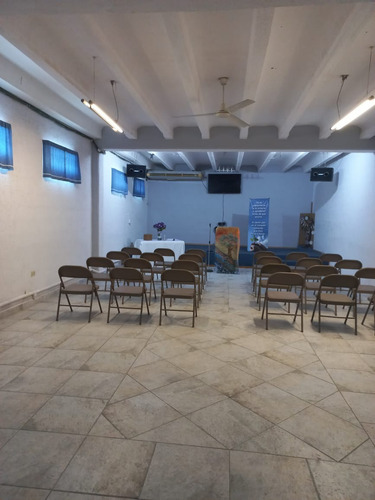 Amplio Local Comercial De 250 M² En Entrada De Zona Hotelera Ideal Para Bodega U Oficinas