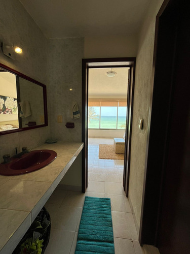 Casa Frente Al Mar En Venta En Merida F-215, 4 Rec. En Chicxulub $12,000,000